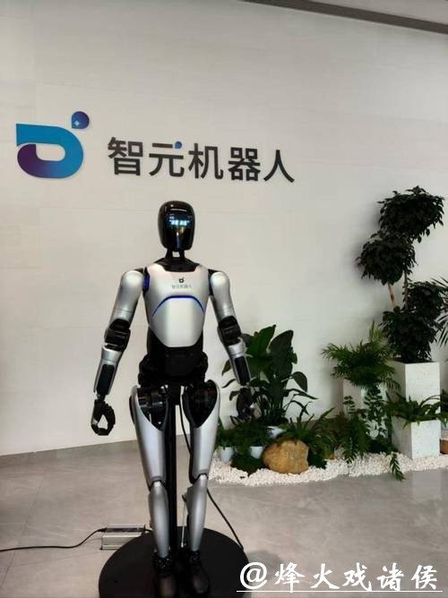 智元发布最新款机器人，“踢馆”宇树补齐武术短板，一口气续航8小时