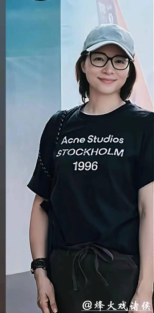 董卿生活变迁，淡出央视，独自带娃