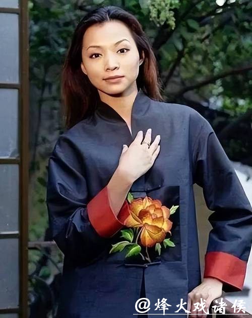 董卿生活变迁，淡出央视，独自带娃