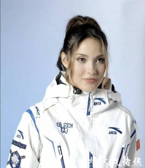 怪不得谷爱凌在坡障项目上只摘银牌，原来过去四年压力巨大伤病缠身，虽然未夺冠但创历史最佳动作，粉丝理性支持展现体育精神